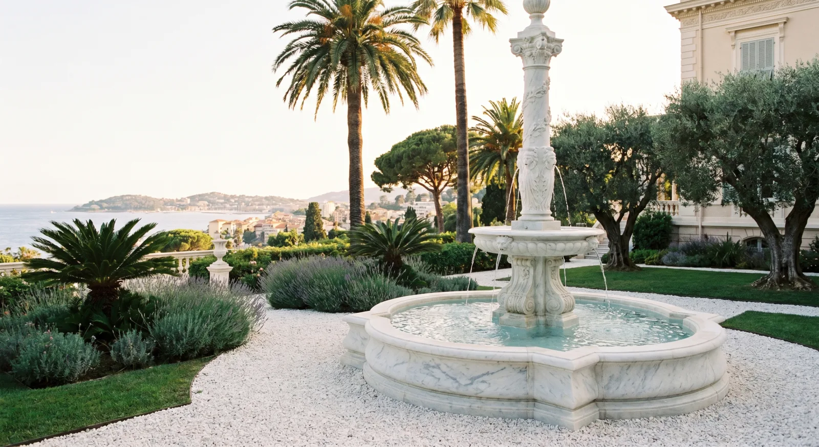 Fontaine décorative en marbre dans un jardin Belle Époque à Beaulieu