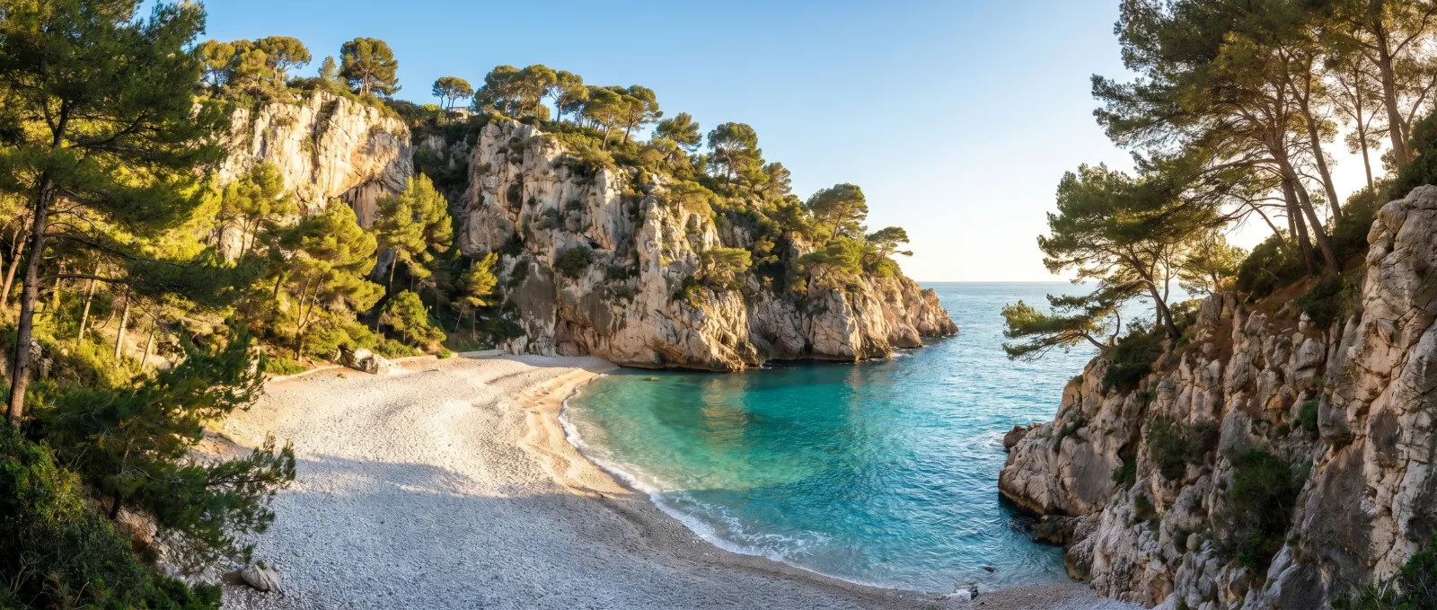Plage de la Mala à Cap-d'Ail, crique secrète entre les falaises