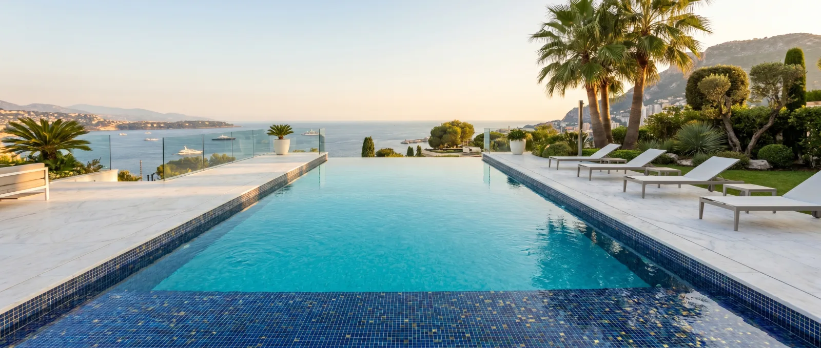 Piscine privée d'une villa de prestige à Monaco avec vue Méditerranée