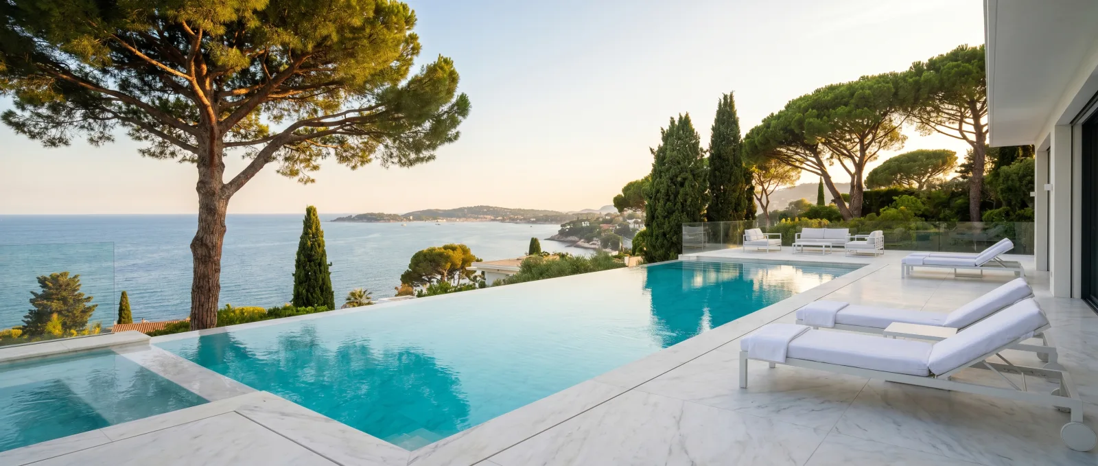 Piscine à débordement d'une villa privée du Cap-Ferrat avec vue Méditerranée